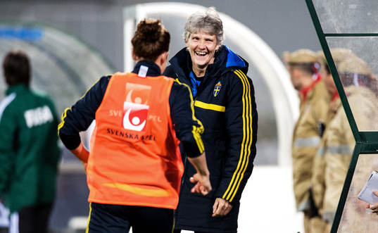 En glad Pia Sundhage, förbundskapten, Sverige, vid bänken