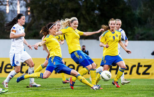 Lotta Schelin, Sverige, försöker nå fram bollen