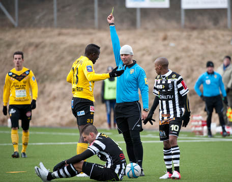 Gbenga Arokoyo, Mjällby, får gul kort, Luka Mijaljevic,