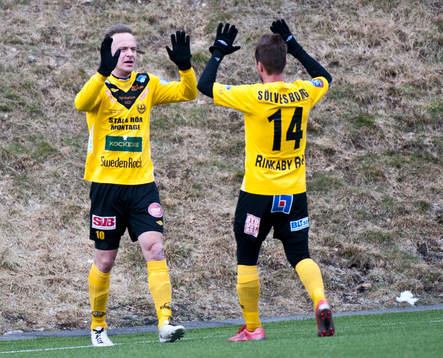 Marcus Ekenberg grattas av  Daniel Nicklasson, Mjällby,
