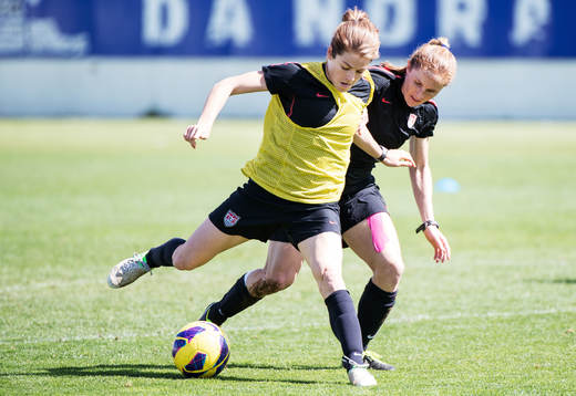Kelley O'Hara i näarkamp med Rachel Buehler, USA