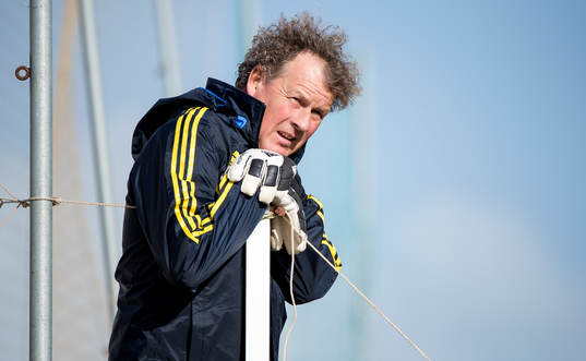 Mikael Olsson, målvaktstränare, Sverige, följer
