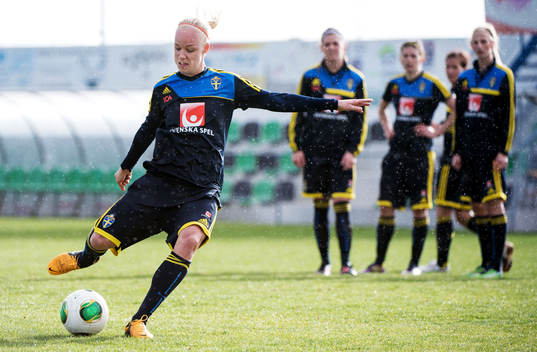 Caroline Seger, Sverige, laddar för skott