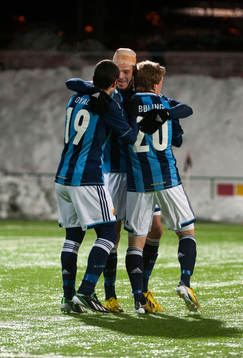 Luis Solignac, omfamnar Nahir Oyal, och Simon Tibbling,