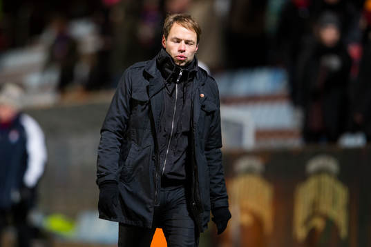 En deppig Andreas Alm, tränare AIK lämnar planen