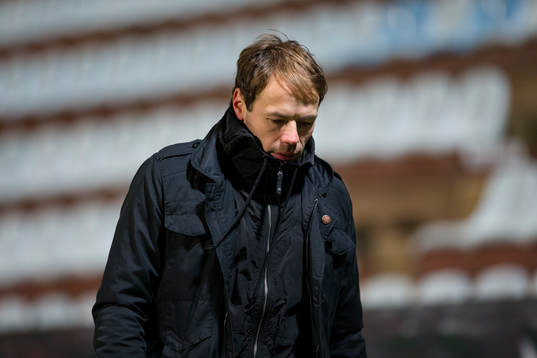 En deppig Andreas Alm, tränare AIK lämnar planen