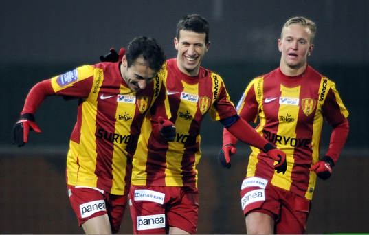 Syrinaska nr 77 Louay Chanko till vänster jublar