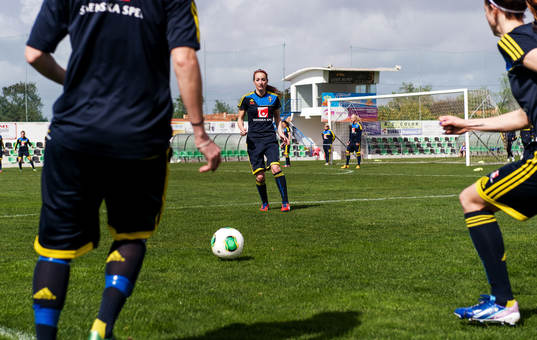 Kosovare Asllani, Sverige, får en passning från Lisa