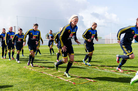 Laget värmer upp. Susanne Moberg, Sofia Jakobsson, Malin