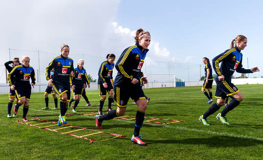 Laget värmer upp. Emma Berglund och Emmelie Konradsson,