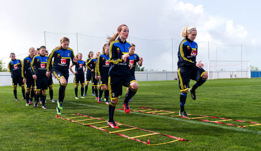 Laget värmer upp. Kosovare Asllani och Lisa Dahlkvist,