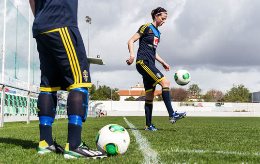 Lotta Schelin, Sverige, står och trixar med bollen