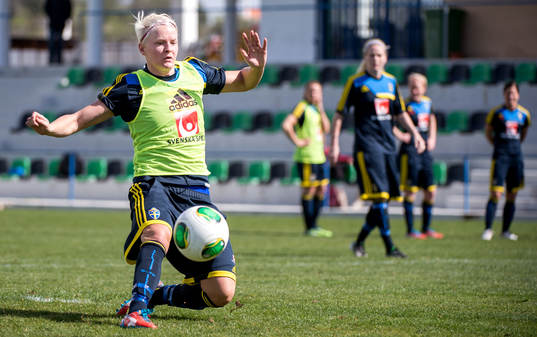Nilla Fischer, Sverige, skjuter mot mål