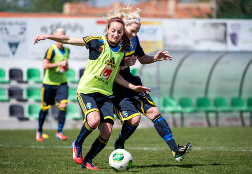 Närkamp mellan Kosovare Asllani och Lisa Dahlkvist, Sverige
