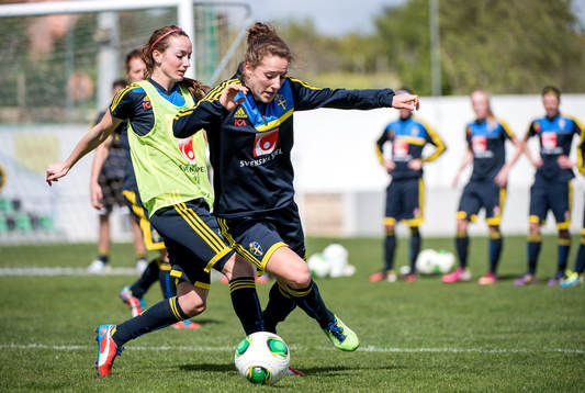 Närkamp mellan Kosovare Asllani och Antonia Göransson,