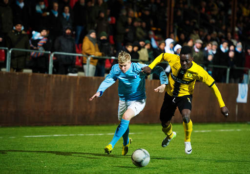 Simon Kroon, Malmö FF, tar sig förbi Sam Johnson, Frej