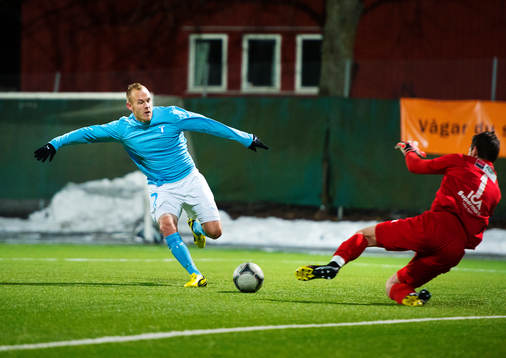 Magnus Eriksson, Malmö FF, kommer fri mot Devala Gorrick,