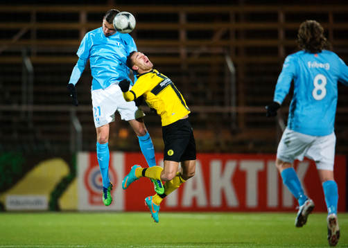Erik Johansson, Malmö FF, vinner en nickduell mot Dragomir