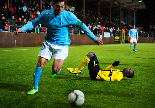 Jiloan Hamad, Malmö FF, tar sig förbi Adam Kasa, Frej