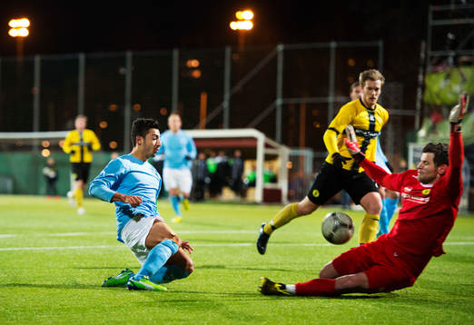 Jiloan Hamad, Malmö FF, skjuter mot Devala Gorrick,