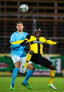 Erik Johansson, Malmö FF, utmanas av Alhaji Kamara, Frej