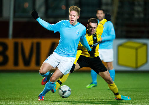Pontus Jansson, Malmö FF, blir tacklad av Dragomir