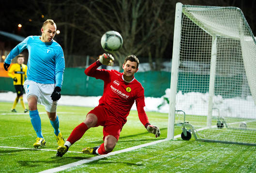 Magnus Eriksson, Malmö FF, utmanar Devala Gorrick,