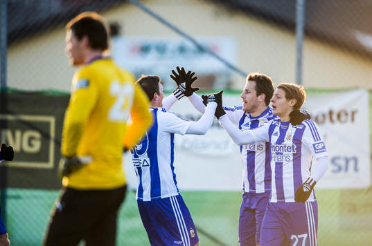 Jubel i Göteborg, Hannes Stiller och Tobias Hysén kramar