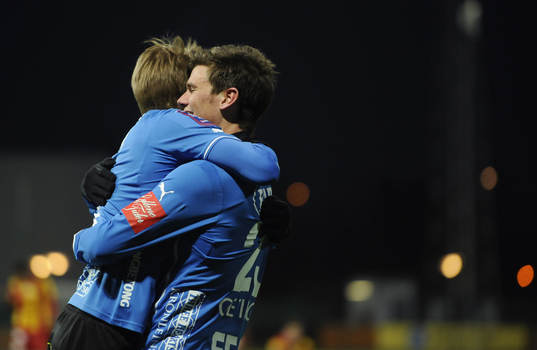 Halmstads nr 23 Marcus Antonsson gratuleras