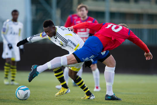 Oskar Wallén, Örgryte försöker stoppa AIK spelare