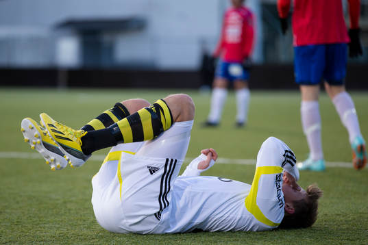Viktor Lundberg, AIK ligger skadad på planen