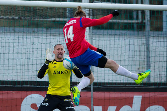Ivan Turina, målvakt AIK räddar nick från Emil Karlsson,