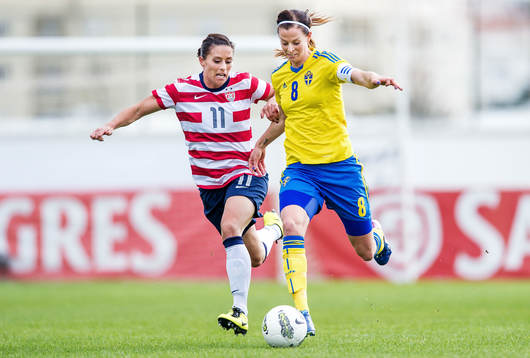 Lotta Schelin, Sverige, jagas av Ali Krieger, USA