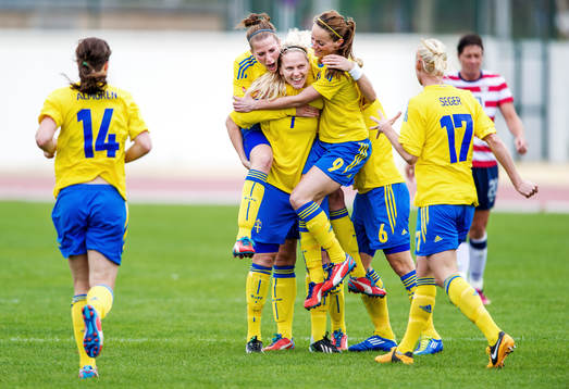 Emma Berglund, Lisa Dahlkvist och Kosovare Asllani jublar