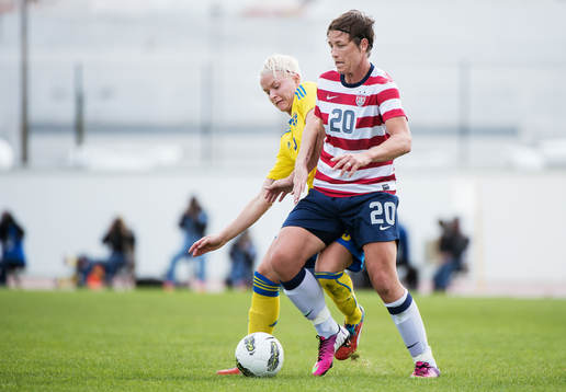 Närkamp mellan Nilla Fischer, Sverige, och Abby Wambach,