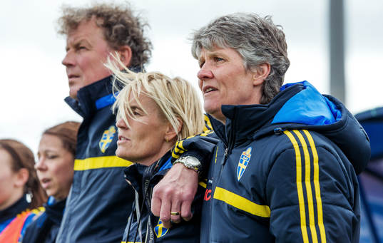 Pia Sundhage, förbundskapten, Sverige, sjunger
