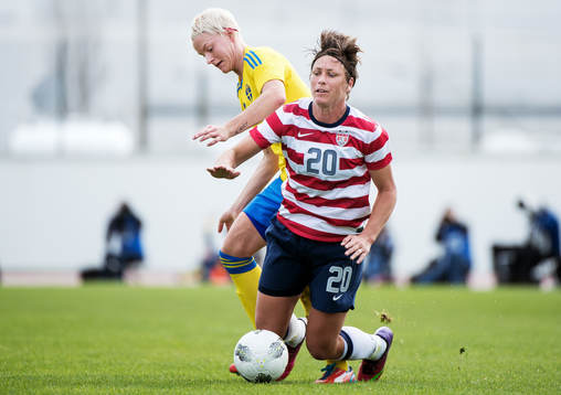 Nilla Fischer, Sverige, tacklar omkull Abby Wambach, USA