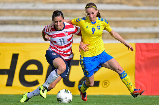 Ali Krieger, USA och Kosovare Asllani, Sverige kämpar om
