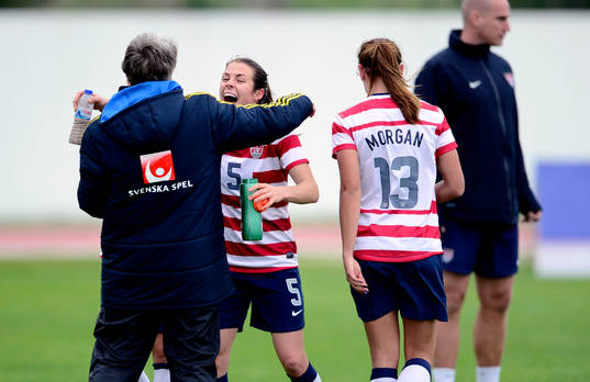 Pia Sundhage, förbundskapten Sverige tackar Kelley O'Hara