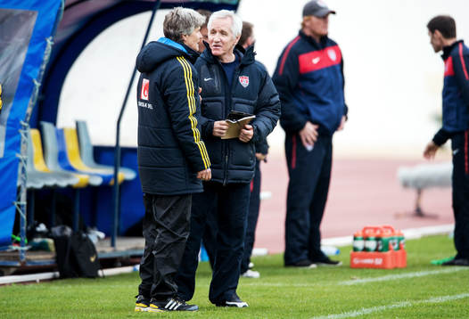 Pia Sundhage, förbundskapten, Sverige, pratar med Tom