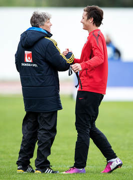 Pia Sundhage, förbundskapten, Sverige, hälsar på Abby