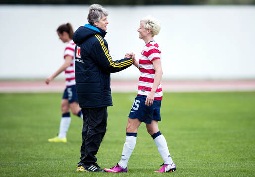 Pia Sundhage, förbundskapten, Sverige, hälsar på Megan