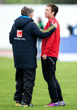 Pia Sundhage, förbundskapten, Sverige, hälsar på Abby