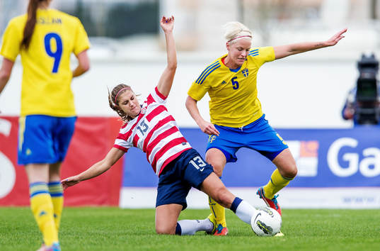 Kamp mellan Alex Morgan, USA, och Nilla Fischer, Sverige