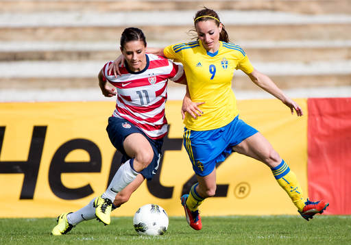 Närkamp mellan Ali Krieger, USA, och Kosovare Asllani,