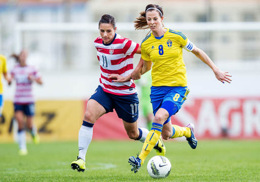 Lotta Schelin, Sverige, jagas av Ali Krieger, USA