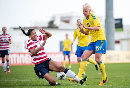Caroline Seger, Sverige, skjuter på täckande Shannon