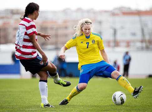 Lisa Dahlkvist, Sverige, försöker blockera en passnings