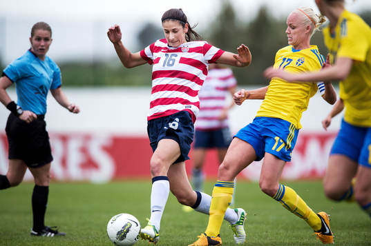 Närkamp mellan Yael Averbuch, USA, och Caroline Seger,