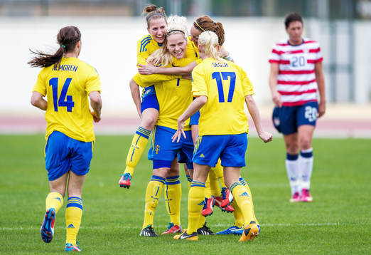 Emma Berglund, Lisa Dahlkvist och Kosovare Asllani jublar